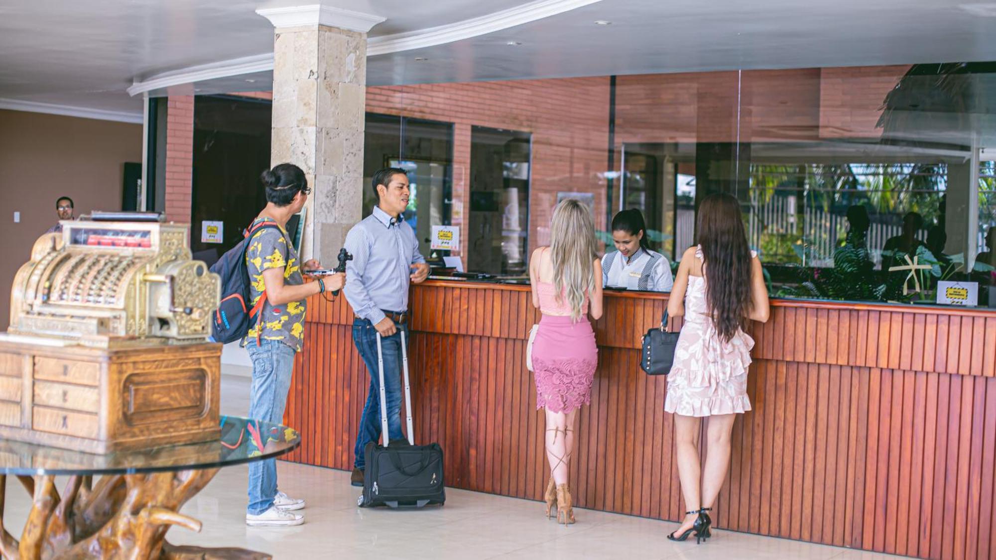 Gran Hotel De Lago - El Coca ปวยร์โตฟรานซิสโก เด โอเรยานา ภายนอก รูปภาพ